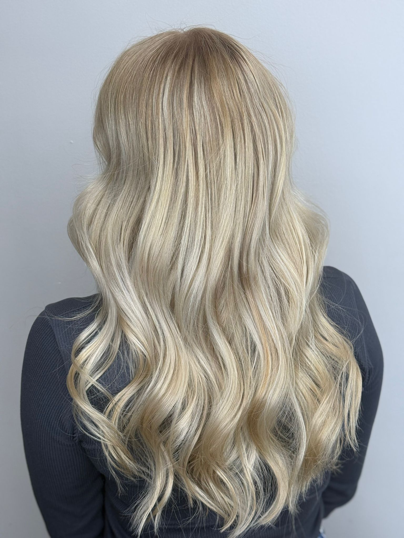 Falowane włosy blond